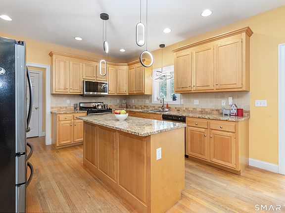 3rd image of 347 Lakeside Road