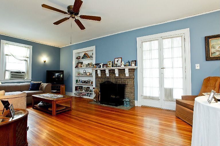 Living room w fireplace