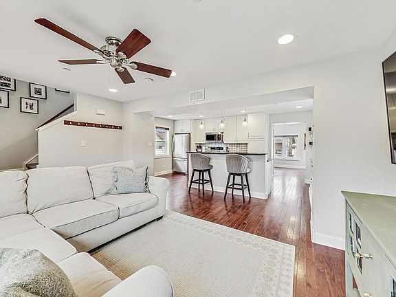 4th image of 10821 S Central Park Ave