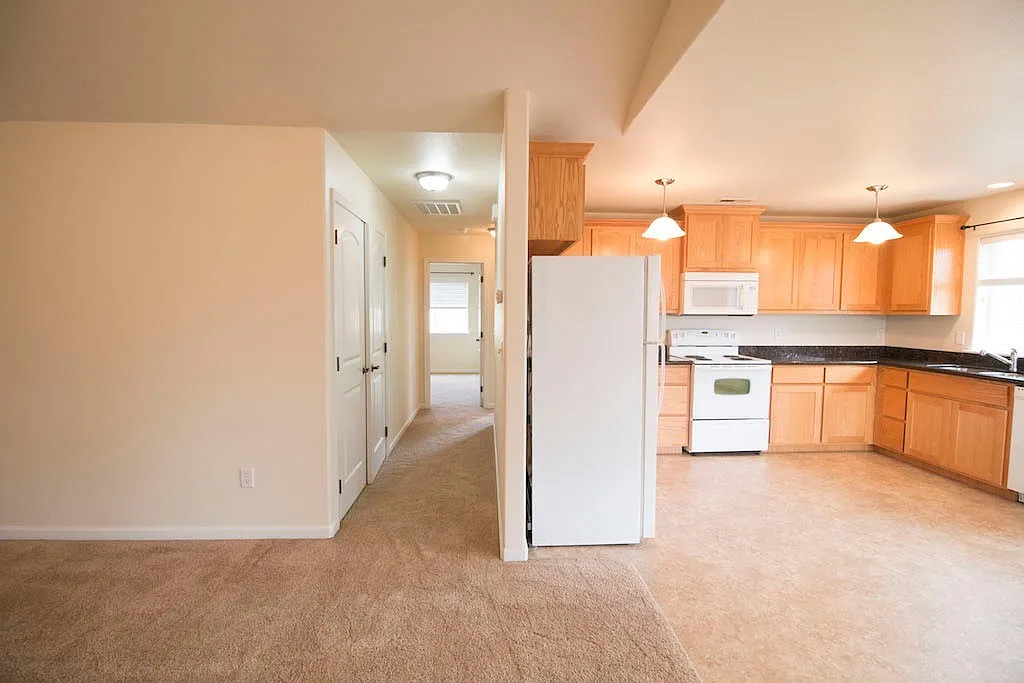 Clean, Modern Upstairs Apartment — Photo 4