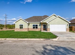 19 Sunday Ct, Uvalde, TX 78801