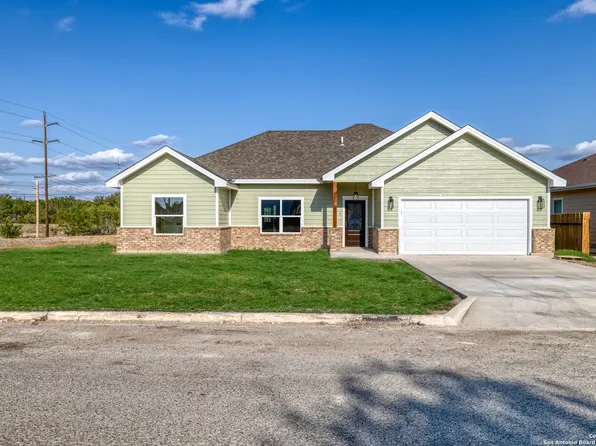 19 Sunday Ct, Uvalde, TX 78801