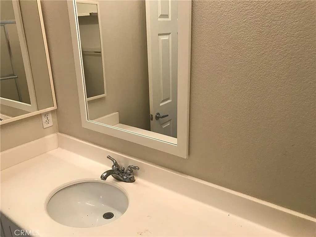 3 bed, 1695 sqft, $4,000 — Photo 4