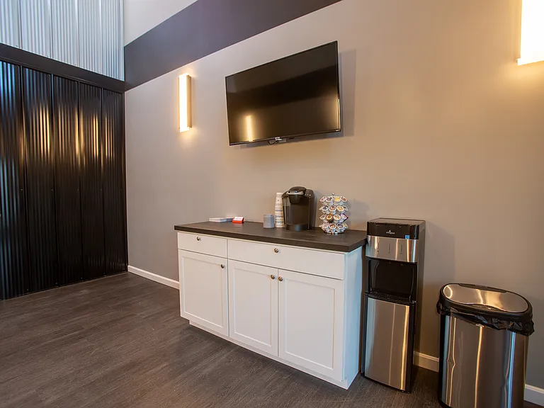 Latitude 40 Flats — Photo 19