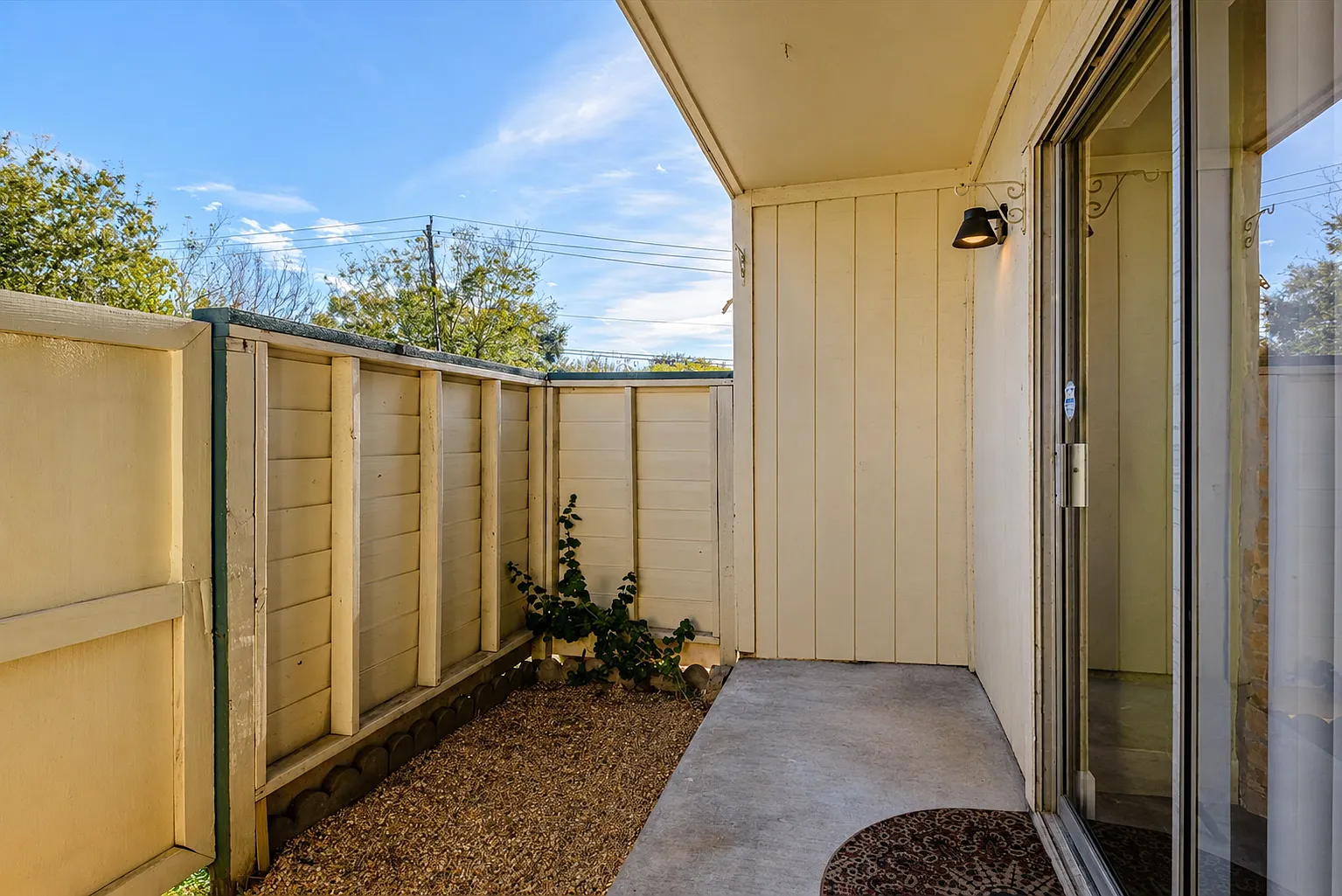 2 bed, 900 sqft, $1,300 — Photo 2