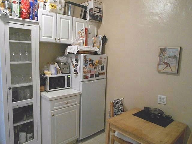 2nd image of 255 W 10th St APT 2rs