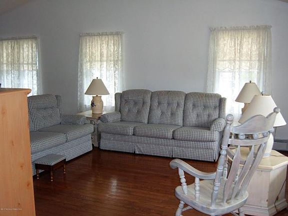 3rd image of 40 Trent Dr