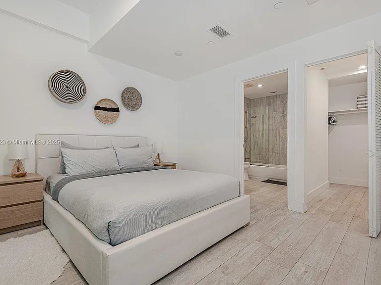 2301 Collins Ave #21 — Photo 11