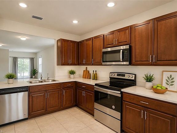 4th image of 2220 NE 5th AVE