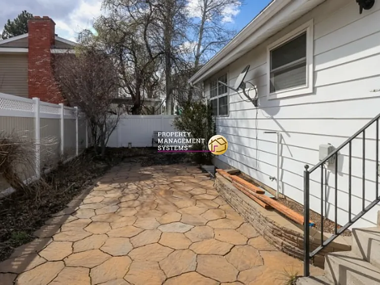 1376 E Rainsborough Rd — Photo 19
