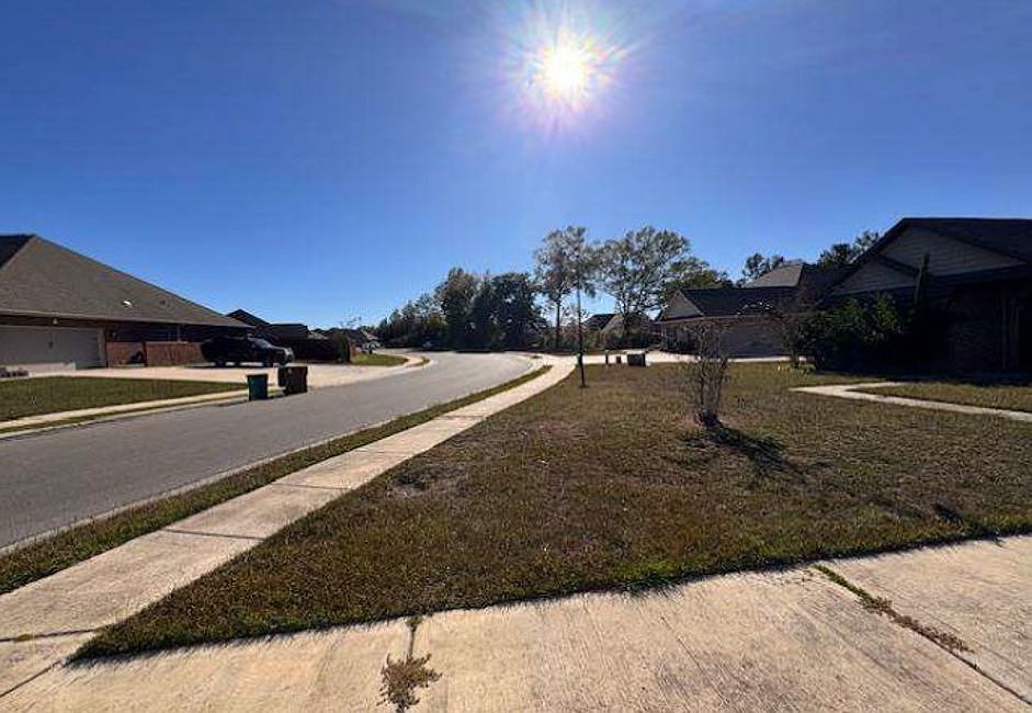 Exterior Neighborhood (street photo)