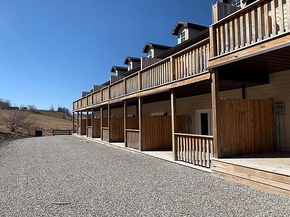 4th image of 651 Clubhouse Dr