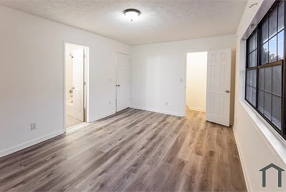 1928 Patterson Cir — Photo 10
