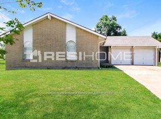 1032 SW 2nd St, Moore, OK 73160