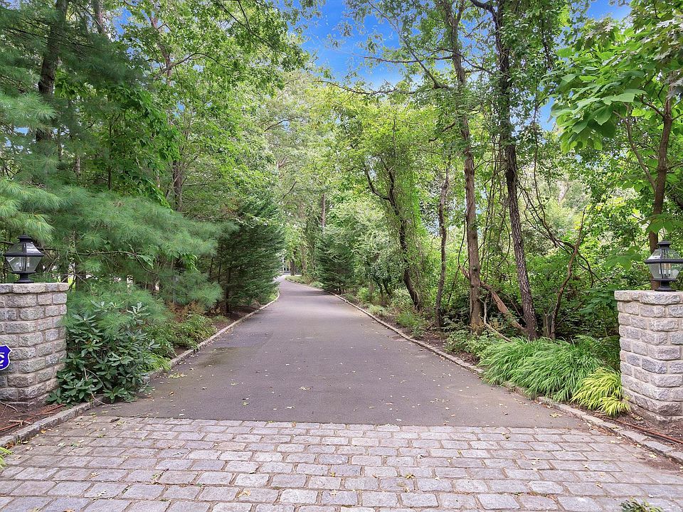 1st image of 4 Fox Hollow Dr