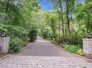 4 Fox Hollow Dr, East Quogue, NY 11942