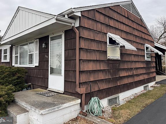 3rd image of 102 Lincoln Dr