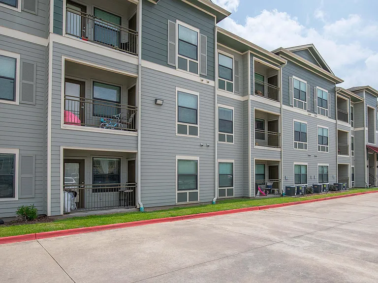 La Mariposa Apartments — Photo 4