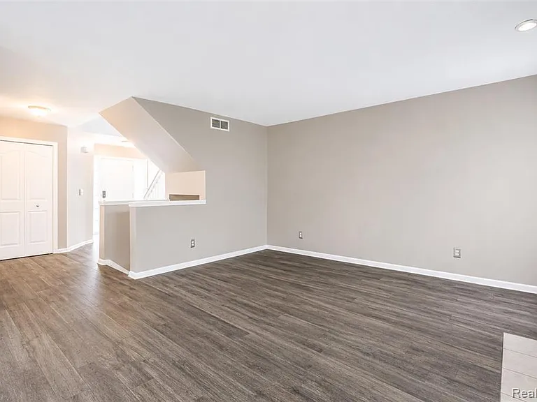 22733 Coachlight Cir — Photo 14