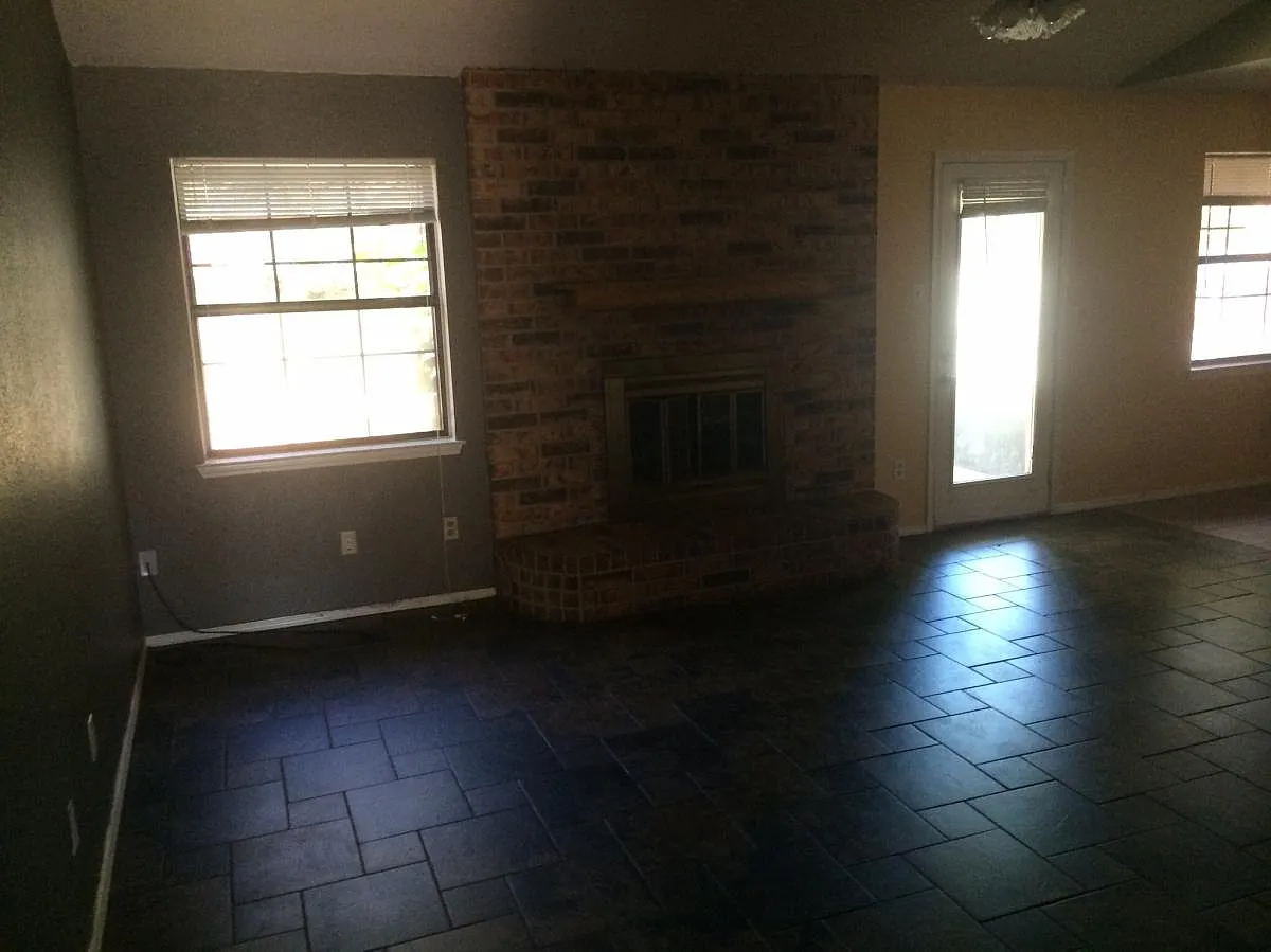 3 bed, 1388 sqft, $1,920 — Photo 3