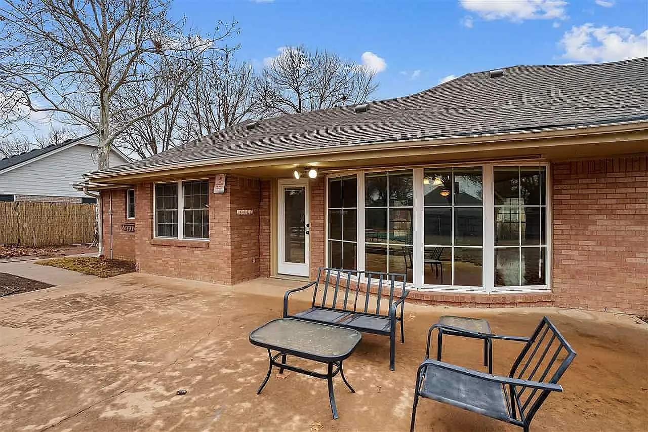 3 bed, 2100 sqft, $2,100 — Photo 4