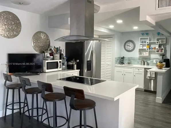 13700 SW 62nd St APT 213, Miami, FL 33183