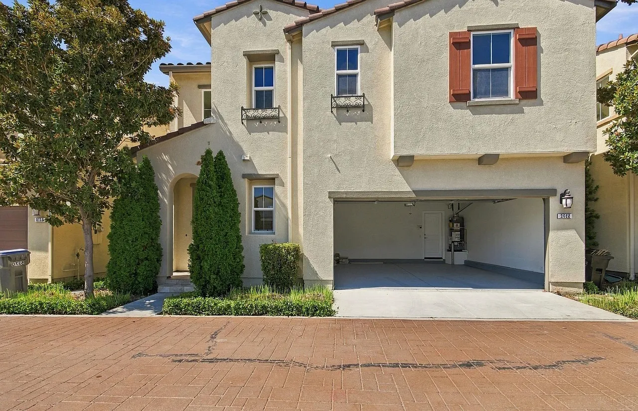 3 bed, 2.5 bath, 1895 sqft, $6,545 — Photo 2