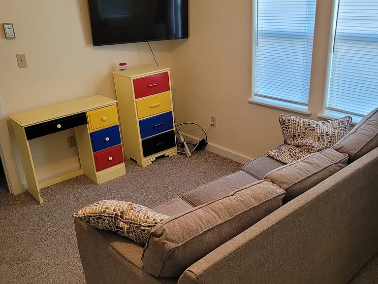 325 W 2nd St — Photo 2