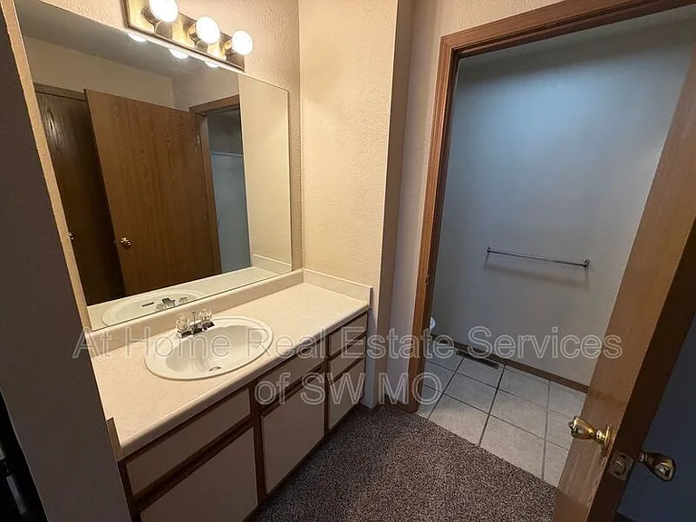739 E Bain St — Photo 4