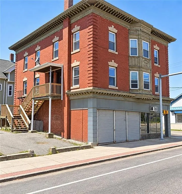 2 bed, 1.0 bath, 975 sqft, $1,950 — Photo 1