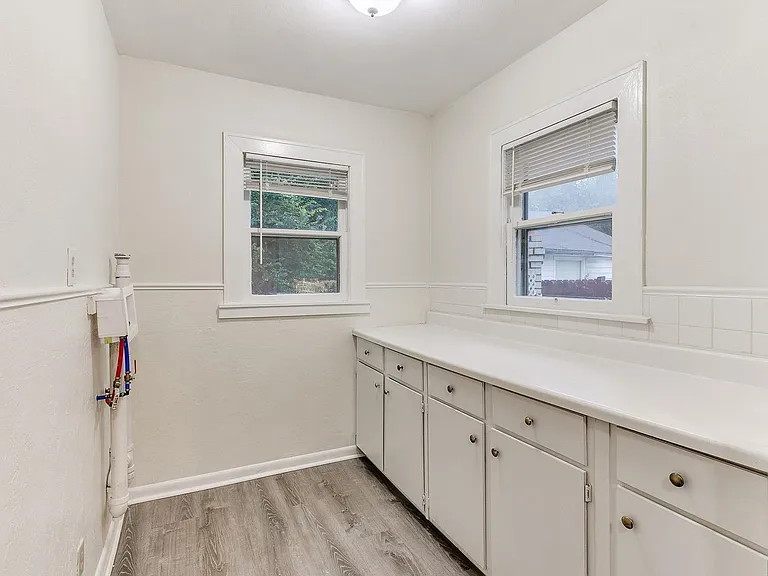 625 W Dewey St — Photo 57