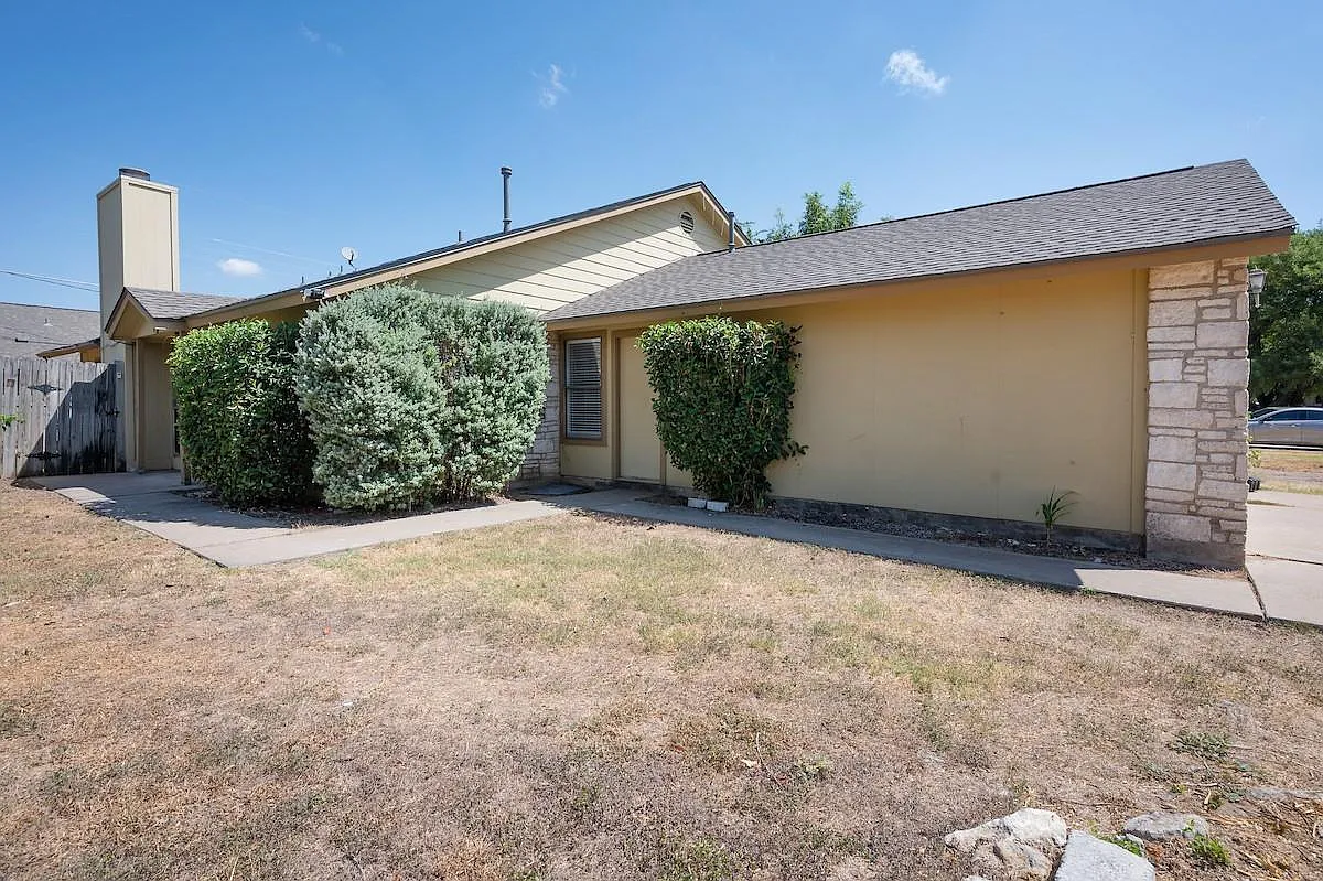 3 bed, 2.0 bath, 991 sqft, $1,550 — Photo 1