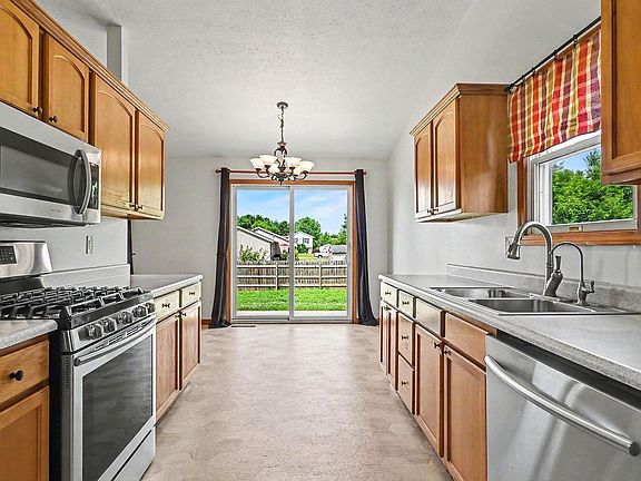 4th image of 1001 Colonial Manor Dr