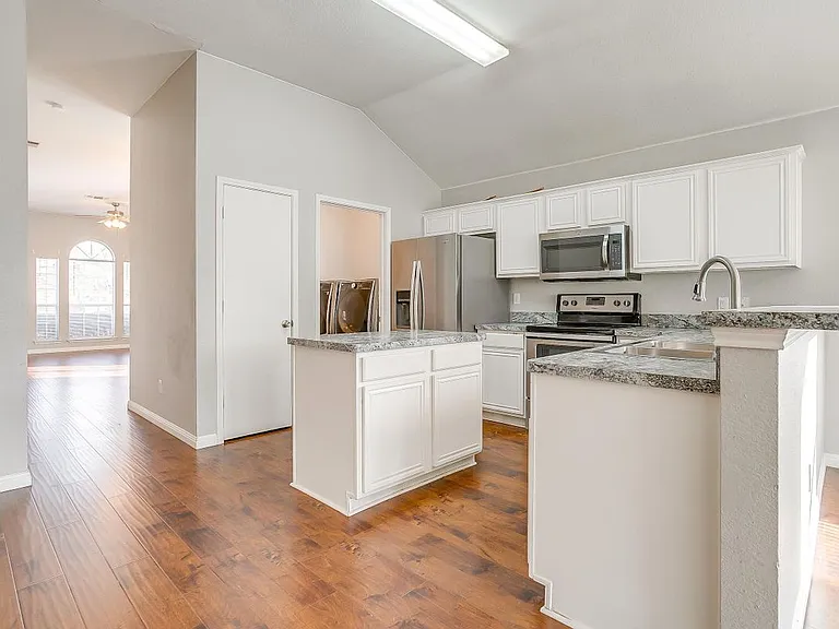 927 Simon Dr — Photo 2
