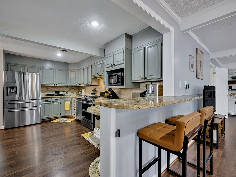 4620 Larkin St — Photo 2