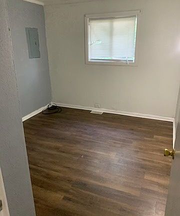 5th image of 2418 Elwood Ave