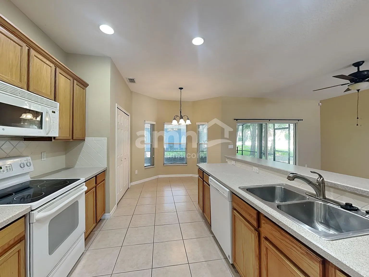 3 bed, 2.0 bath, 1977 sqft, $2,465 — Photo 3