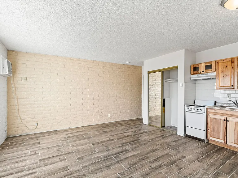 2565 N Park Ave — Photo 2