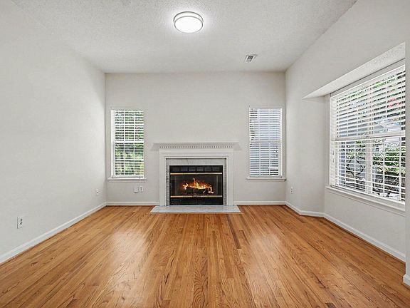 3rd image of 107 Bay Colony Ct