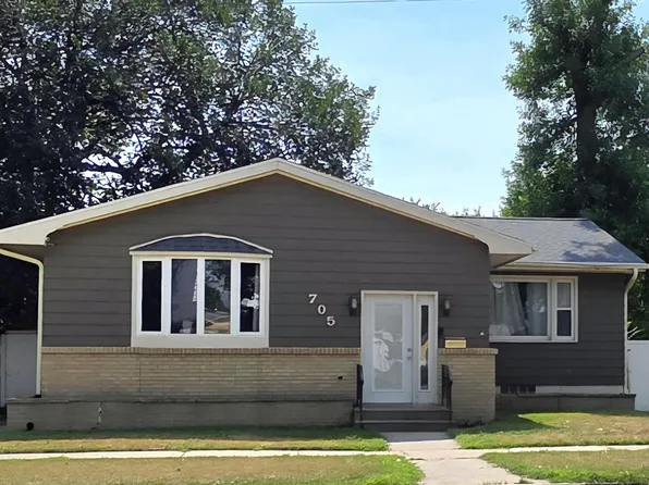 705 5th St SW, Valley City, ND 58072