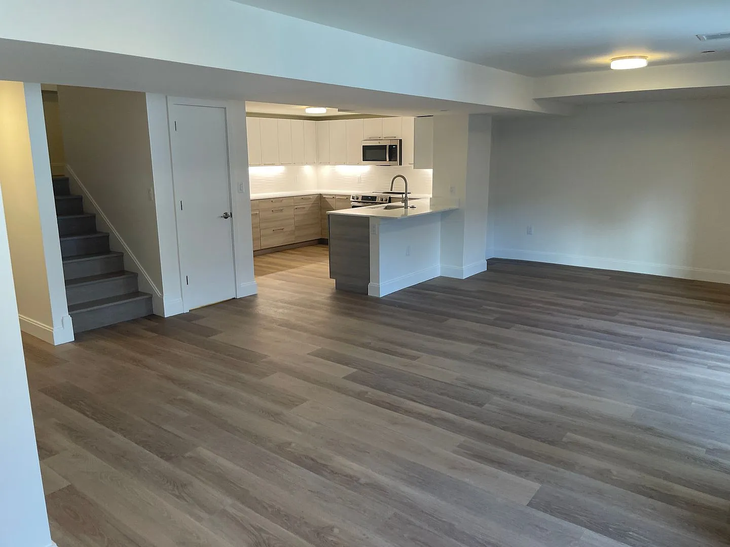 Luxury 2 Bed 2.5 Bath Duplex, All New , Laundry In Unit Garage Pool,. No Fee — Photo 1