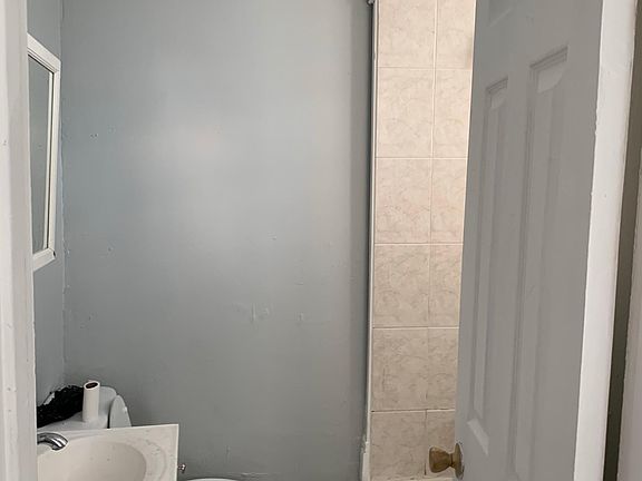 3rd image of 63 Oak St APT 1R