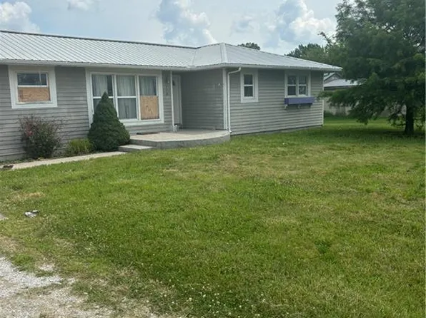 705 W 15th St, Pleasanton, KS 66075