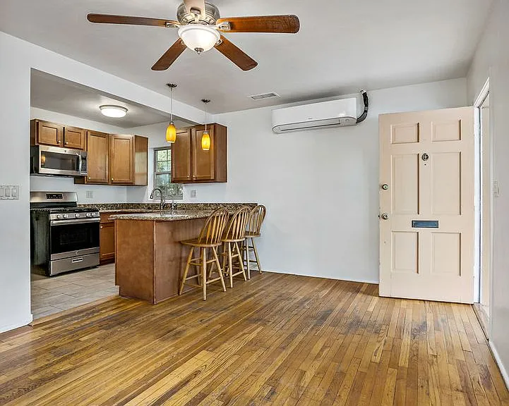 1121 E 9th St #1 — Photo 8