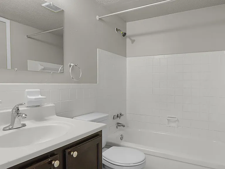 Bermuda Heights Apartments — Photo 11