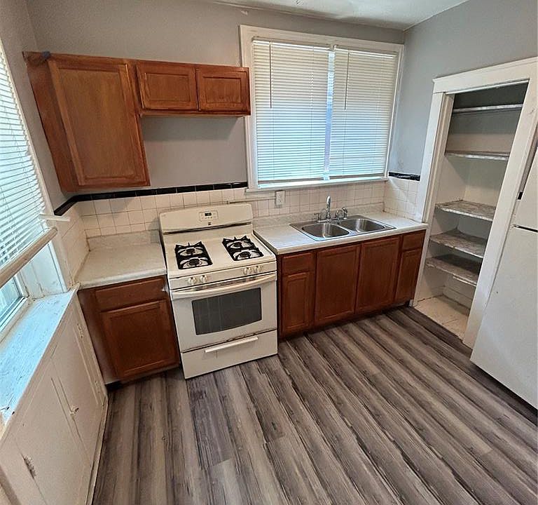 13th image of 4819 Bessie Ave