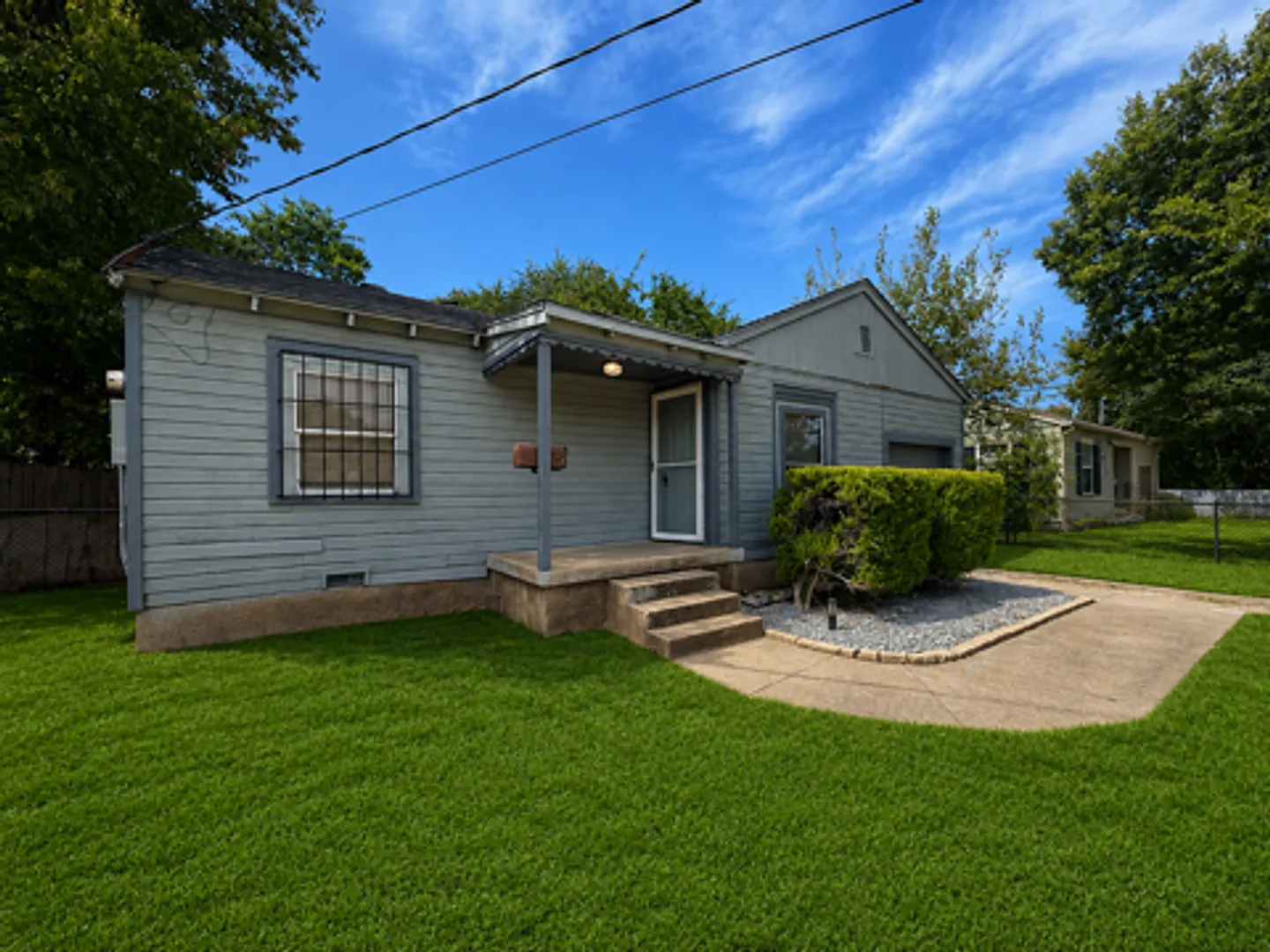 Charming home with a large fenced backyard and one car garage! — Photo 2