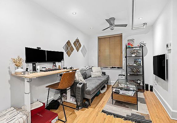 2nd image of 140 W 10th St