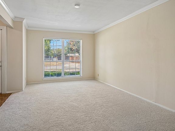 4th image of 902 N Lindale Ln
