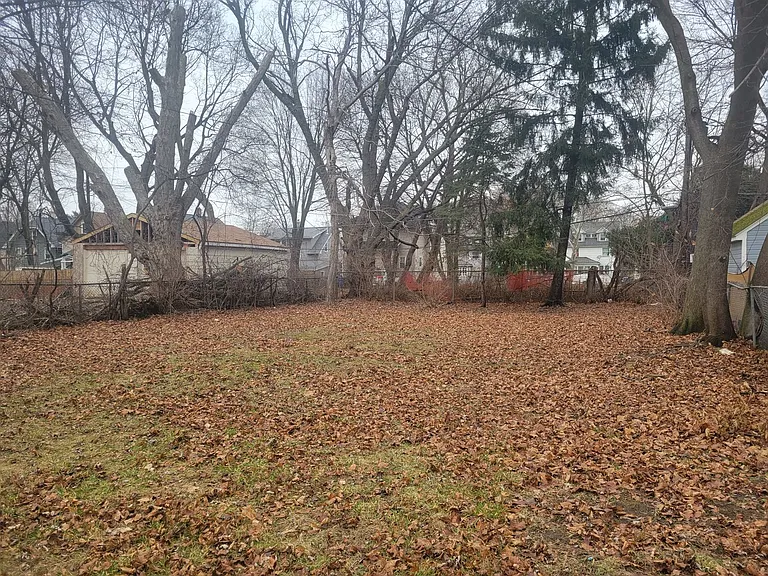 126 Flanders St — Photo 12